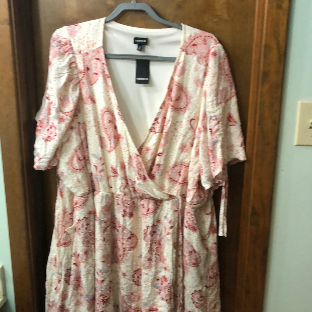 NWT Torrid Beautiful Cream Faux Wrap Dress with paisley pattern plus size 4